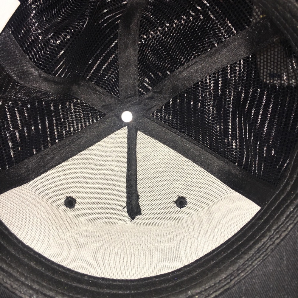 A hat - Picture 3 of 3